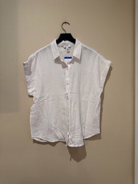 NWT White Short-Sleeve Button-Down Shirt - Lightweight Casual